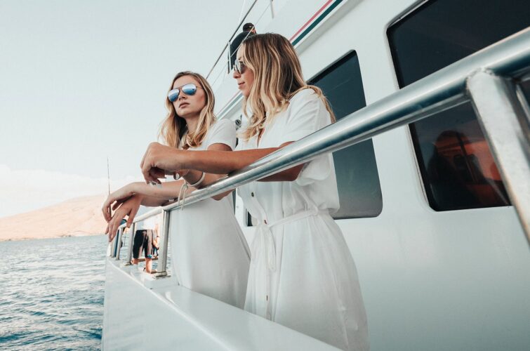 What to do while traveling on a yacht. Tips for beginners.
