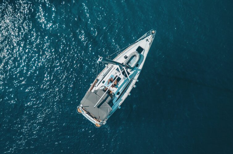 How to transport people and cargo on large yachts
